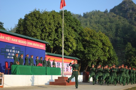 Duyệt đội ngũ trong Lễ tuyên thệ chiến sĩ mới đợt 2 năm 2015.