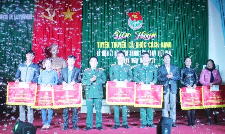 Chỉ huy cơ quan chính trị -  Cục Hậu cần  và Trung 652 tặng cờ cho các đơn vị đạt giải xuất sắc trong tham gia Liên hoan.