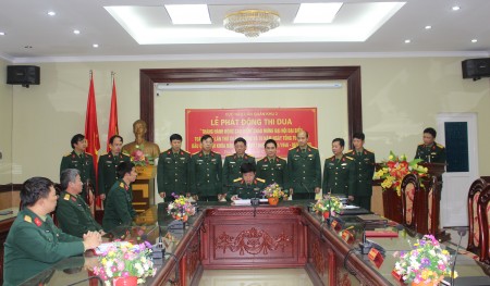Đại diện các phòng, ban cơ quan Cục Hậu cần Quân khu thực hiện ký giao ước thi đua.