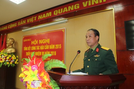 Đại tá Nguyễn Quốc Việt, Chủ nhiệm Hậu cần Quân khu duy trì thảo luận tại hội nghị.