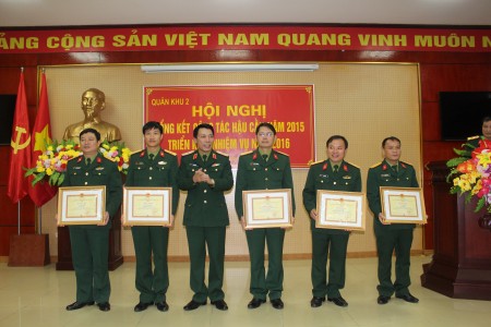 Thiếu tướng Lê Xuân Duy trao Bằng khen tặng các tập thể, cá nhân đạt thành tích xuất sắc trong phong trào thi đua “Ngành Hậu cần Quân đội làm theo lời Bác Hồ dạy” năm 2015. 