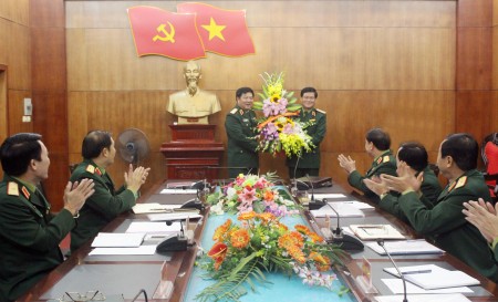 Tư lệnh Quân khu trao quyết định và tặng hoa chúc mừng đồng chí Thiếu tướng Phạm Lâm Hồng.  