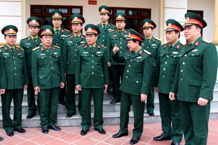 Thiếu tướng Lê Hiền Vân, Bí thư Đảng ủy, Chính ủy QK trao đổi với chỉ huy Lữ đoàn 604.