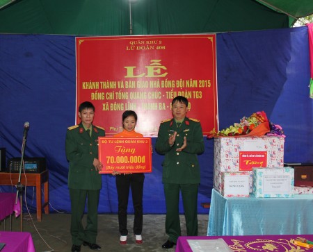 Lãnh đạo Lữ đoàn 406 trao số tiền hỗ trợ của Bộ Tư lệnh Quân khu 2 tặng gia đình Trung úy QNCN Tống Quang Chúc (Ảnh: XUÂN THÚY)