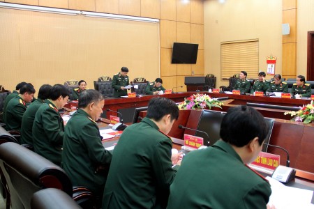 Thiếu tướng Lê Hiền Vân, Bí thư Đảng ủy, Chính ủy Quân khu phát biểu tại Hội nghị.