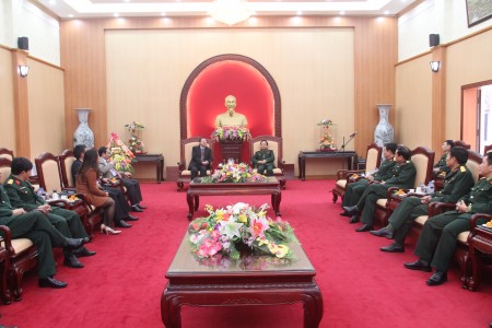 Thủ trưởng BTL và các cơ quan Quân khu đón tiếp Đoàn cán bộ Trường Đại học Hùng Vương chúc mừng 22.12.