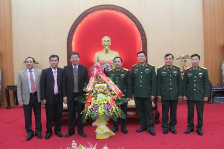 Đại tá Trịnh Văn Quyết, ủy viên Thường vụ Đảng ủy, Phó Chính ủy Quân khu, cùng thủ trưởng các cơ quan, nhận hoa chúc mừng 22-12 của Ban Giám hiệu Trường Đại học Hùng Vương.