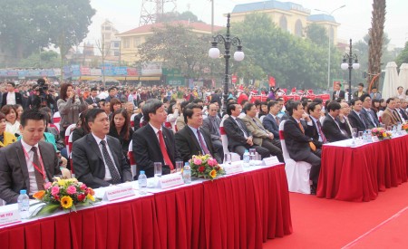 Đông đảo đại biểu và nhân dân tới tham dự lễ khai trương.