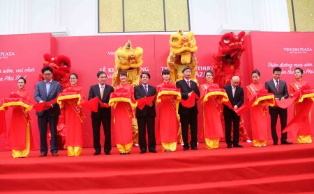 Lãnh đạo tỉnh Phú Thọ và lãnh đạo Tập đoàn thực hiện nghi lễ khai trương.