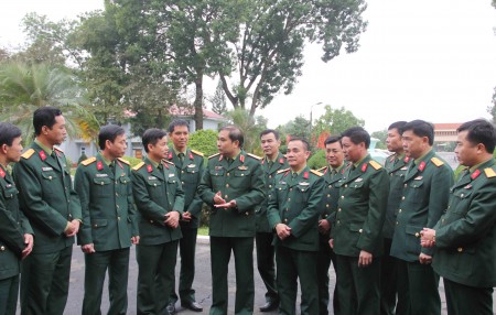 Thiếu tướng Phùng Sĩ Tấn, Ủy viên Thường vụ Đảng ủy, Phó Tư lệnh, Tham mưu trưởng Quân khu trao đổi với các đại biểu về tình hình nhiệm vụ năm 2016.