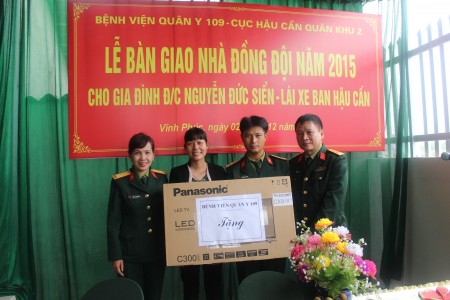  Lãnh đạo Bệnh viện Quân y 109 tặng quà gia đình đồng chí Nguyễn Đức Siển.