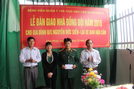 Ông Nguyễn Xuân Mai, Chủ tịch UBND xã Vân Hội, huyện Tam Dương, tỉnh Vĩnh Phúc thay mặt cấp ủy, chính quyền địa phương tặng quà gia đình Trung úy Nguyễn Đức Siển.
