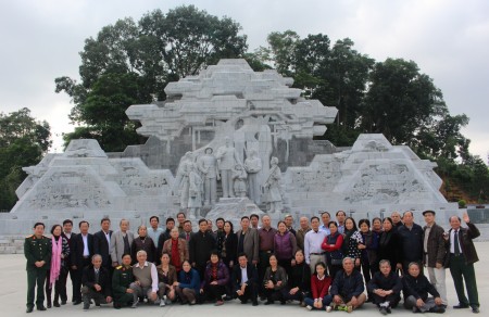   Đoàn chụp ảnh lưu niệm tại Tượng đài “Bác Hồ với nhân dân các dân tộc tỉnh Tuyên Quang”.