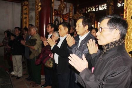   Đoàn CCB Cục Tổ chức thắp hương tri ân các Vua Hùng tại Đền Thượng, Khu Di tích lịch sử quốc gia Đền Hùng.