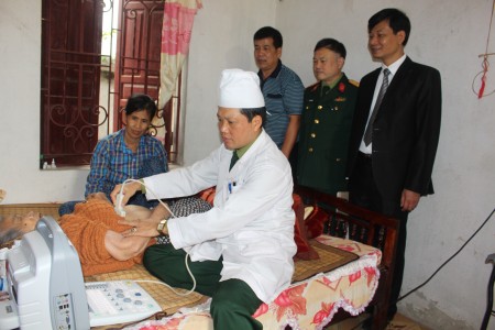 Các y bác sỹ Bệnh viện Quân y 109 (Quân khu 2) khám bệnh tại nhà và cấp thuốc miễn phí cho đối tượng chính sách tại xã Cao Phong (Sông Lô).
