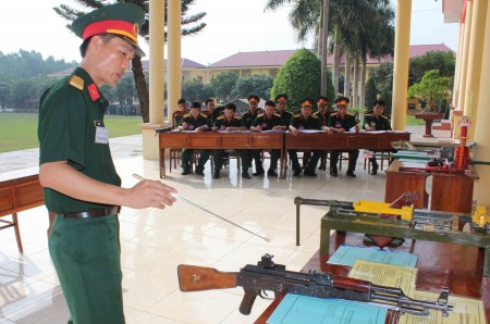Sáng kiến “Kính kiểm tra đường ngắm súng tiểu liên AK huấn luyện đêm” của Thượng úy QNCN Lê Văn Mạnh. 