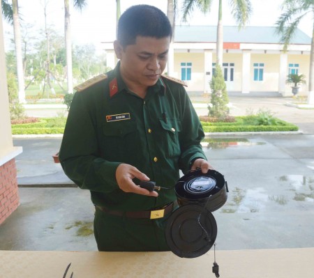 Thượng úy CN Đỗ Xuân Bình giới thiệu cấu tạo “Thiết bị tạo giả âm thanh điện tử của súng Trung liên RPĐ”.