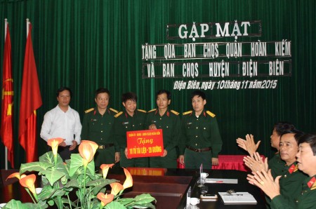 Ban CHQS quận Hoàn Kiếm (Bộ Tư lệnh TP Hà Nội) tặng quà cho Ban CHQS huyện Điện Biên.