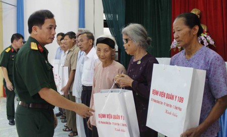 Bác sỹ Chuyên khoa II, thầy thuốc ưu tú Đỗ Xuân Trường, Giám đốc Bệnh viện Quân y 109 tặng quà cho đồng bào các dân tộc huyện Phong Thổ (Lai Châu).