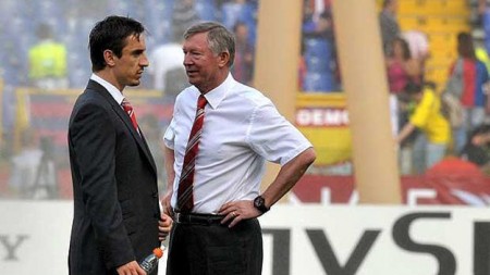 Sir Alex Ferguson (phải) tin Gary Neville sẽ thành công tại Valencia. Ảnh: Getty Images