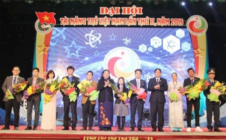 Đồng chí Tòng Thị Phóng và đồng chí Nguyễn Đắc Vinh tặng hoa các tài năng trẻ tiêu biểu.