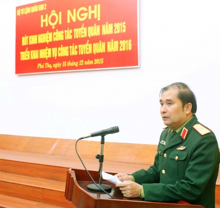 Thiếu tướng Phùng Sĩ Tấn, Phó Tư lệnh - Tham mưu trưởng Quân khu phát biểu tại hội nghị.