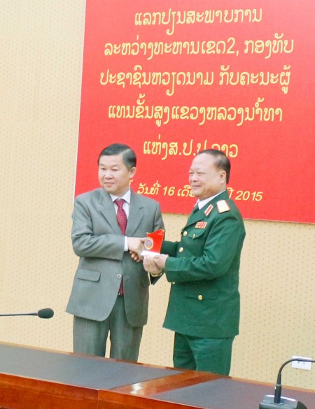 Thiếu tướng Ngô Văn Hùng, Phó Tư lệnh Quân khu tặng quà đoàn công tác tỉnh Luông Nậm Thà.