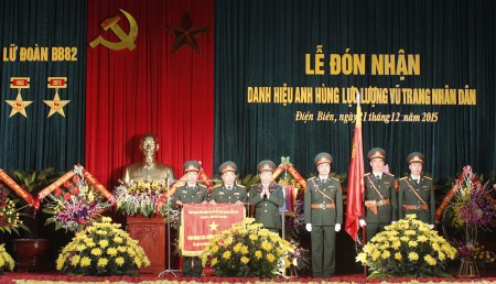 Thừa ủy quyền của Chủ tịch nước, Thiếu tướng Lê Hiền Vân, Bí thư Đảng ủy, Chính ủy Quân khu trao tặng danh hiệu Anh hùng lực lượng vũ trang nhân dân thời kỳ đổi mới cho Lữ đoàn 82.