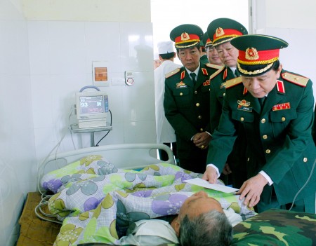 Thiếu tướng Lê Hiền Vân, Bí thư Đảng ủy, Chính ủy Quân khu đã đến thăm, động viên bệnh nhân đang điều trị tại Bệnh viện nhân dịp 22-12.