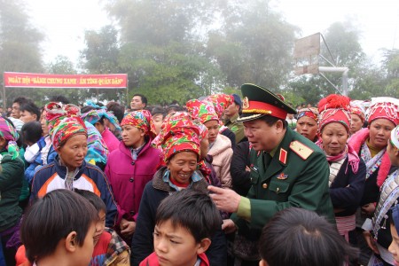 Thiếu tướng Vũ Sơn Hoàng, Phó Chủ nhiệm Chính trị trao đổi với bà con đến dự.
