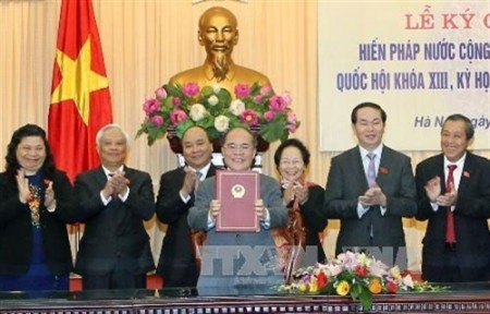Chủ tịch Quốc hội Nguyễn Sinh tại lễ ký chứng thực Hiến pháp nước CHXHCN Việt Nam (sửa đổi), được thông qua ngày 28-11-2013. Hiến pháp năm 2013 có nhiều điều quy định về quyền con người, quyền và nghĩa vụ cơ bản của công dân. Ảnh: TTXVN