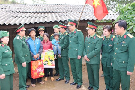 Lãnh đạo Cục Chính trị Quân khu 2; Ban Thanh niên, Ban Phụ nữ Quân đội tặng quà cho gia đình anh Thào A Cấu ở Bản Pho, xã A Mú Sung, huyện Bát Xát.