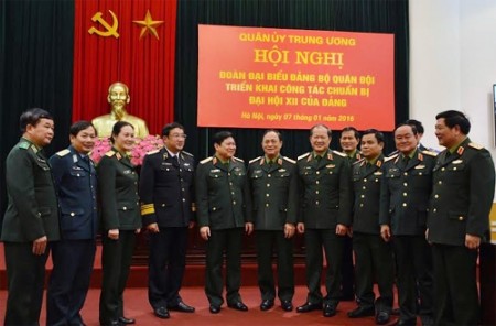 Đại tướng Ngô Xuân Lịch trao đổi với các đại biểu.