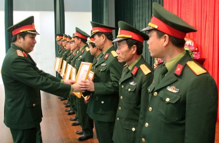 Đồng chí Phó Tư lệnh, Tham mưu trưởng QK trao thưởng các tập thể, cá nhân có thành tích xuất sắc.