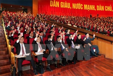 Các đại biểu biểu quyết thông qua Chương trình Đại hội tại phiên họp trù bị ngày 20-1. (Nguồn: TTXVN)