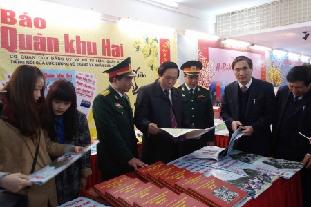 Đại tá Phạm Đức Duyên, Phó Chủ nhiệm Chính trị Quân khu 2 cùng lãnh đạo tỉnh Phú Thọ tham quan gian trưng bày Báo xuân Báo Quân khu 2.