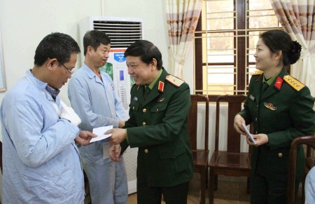 Chính ủy tặng quà cho các bệnh nhân là quân nhân đang điều trị tại Bệnh viện Quân y 109.
