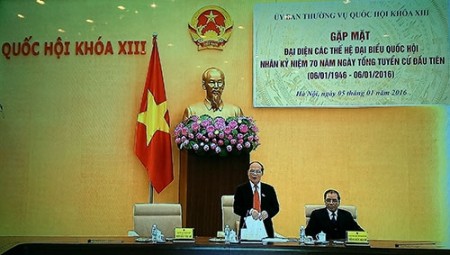 Chủ tịch Quốc hội Nguyễn Sinh Hùng phát biểu tại buổi gặp mặt.