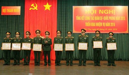 Thiếu tướng Nguyễn Văn Trường, Phó Tham mưu trưởng QK trao thưởng cho các đơn vị.
