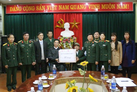 Chính ủy QK tặng quà Trung tâm điều dưỡng người có công tỉnh Phú Thọ.