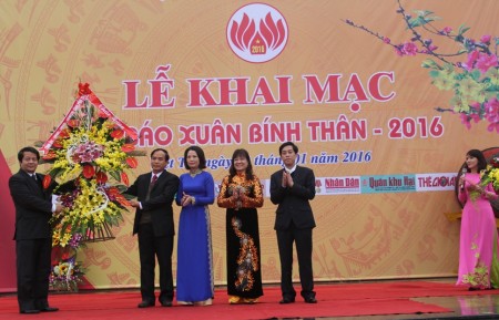 Lãnh đạo tỉnh Phú Thọ tặng hoa chúc mừng Ban Chấp hành Hội Nhà Báo