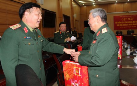 Trung tướng Dương Đức Hòa, Ủy viên Trung ương Đảng, Tư lệnh Quân khu tặng quà cán bộ cao cấp quân đội về dự buổi gặp mặt.