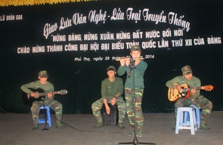 Tiết mục múa của thị trấn Phong Châu, đơn vị kết nghĩa với Lữ đoàn 604.