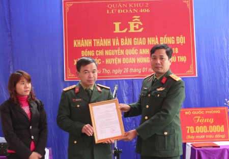 Chỉ huy Lữ đoàn 406 trao quyết định quyền sử dụng ngôi nhà cho gia đình đồng chí Thượng úy, QNCN Nguyễn Quốc Anh.