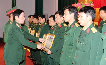 Thiếu tướng Nguyễn Văn Trường, Phó Tham mưu trưởng thừa ủy quyền thủ trưởng Bộ Tư lệnh Quân khu trao thưởng cho các tập thể, cá nhân của Bộ CHQS tỉnh Vĩnh Phúc có thành tích trong thực hiện nhiệm vụ QS-QP năm 2015.
