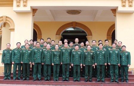Đoàn chụp ảnh lưu niệm tại BTL Quân khu.