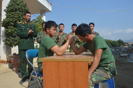 Cán bộ, chiến sĩ Đại đội 17, Bộ CHQS tỉnh Điện Biên giải trí trong giờ nghỉ.