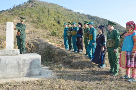 Lực lượng tuần tra của biên phòng và dân quân Thàng Tín kiểm tra cột mốc đường biên.
