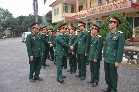 Cán bộ, giáo viên Trường Quân sự tỉnh Yên Bái đón đồng chí Phó Tổng Tham mưu trưởng QĐND Việt Nam.