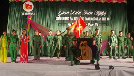 Màn hát múa ca ngợi Đảng Cộng sản Việt Nam của Đội văn nghệ Lữ đoàn 543.